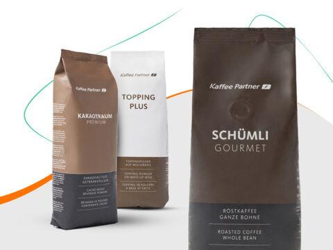 Drei verpackte Kaffeeprodukte: Kakaotraum Premium, Topping Plus und Schümli Gourmet Röstkaffee