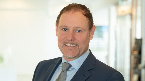 Mitarbeiter lächelnd im Forum bei Kaffee Partner
