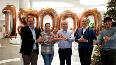 CEOs übergeben Geldspende an Weihnachten an gemeinnützige Organisation