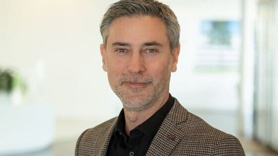 Mitarbeiter lächelnd im Forum bei Kaffee Partner