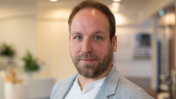 Hiring Manager lächelnd im Bürogebäude