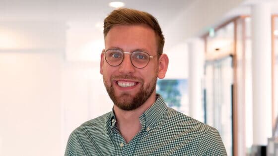 Hiring Manager lächelnd bei Kaffee Partner im Forum